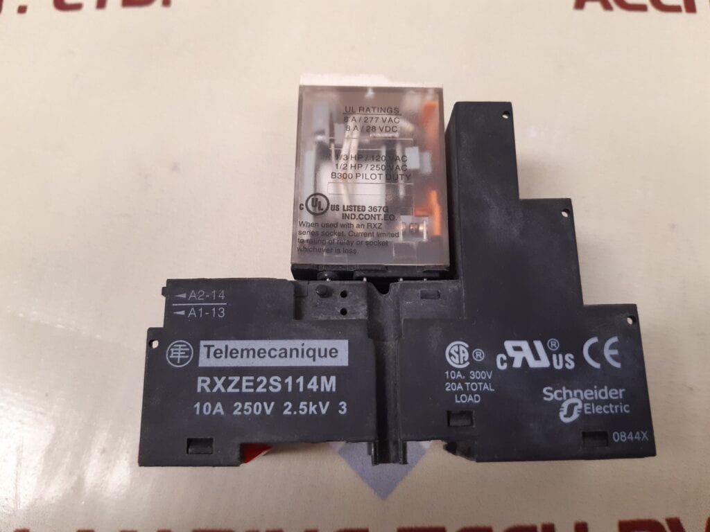 TELEMECANIQUE SCHNEIDER ELECTRIC RXM4AB2BD RELAY WITH RXZE2S114M BASE