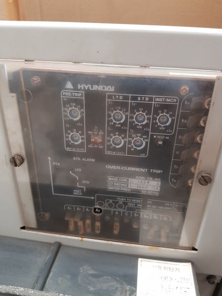 HYUNDAI HAT 16 3 POLE AIR CIRCUIT BREAKER