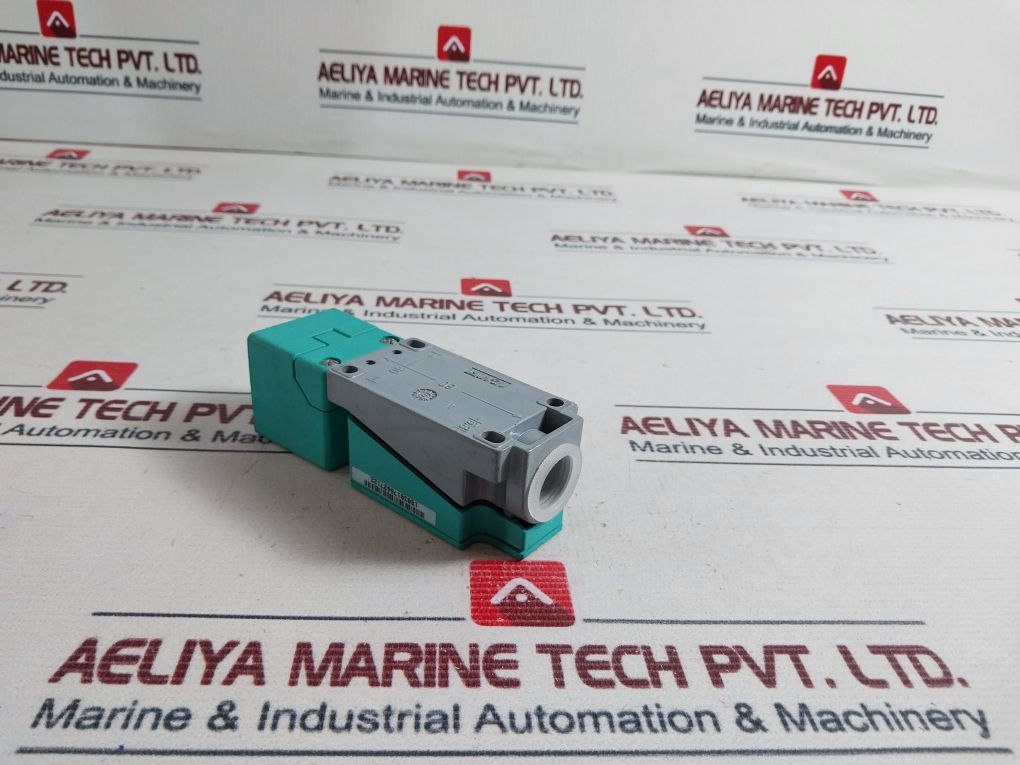 Pepperl+fuchs Nj20+u1+w Proximity Sensor - Image 4