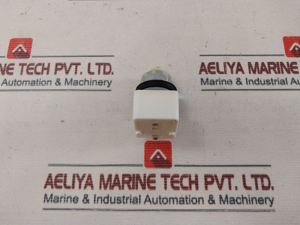 Schneider Electric 9001 Km40 Yellow Lamp - Image 3