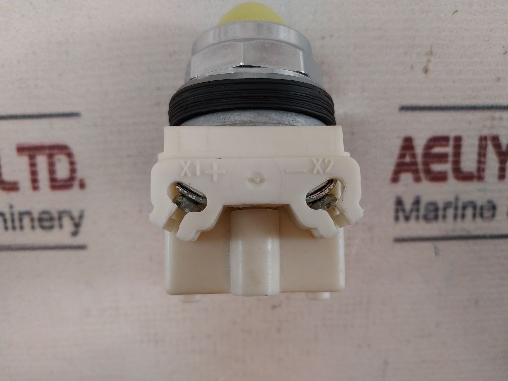 Schneider Electric 9001 Km40 Yellow Lamp - Image 7