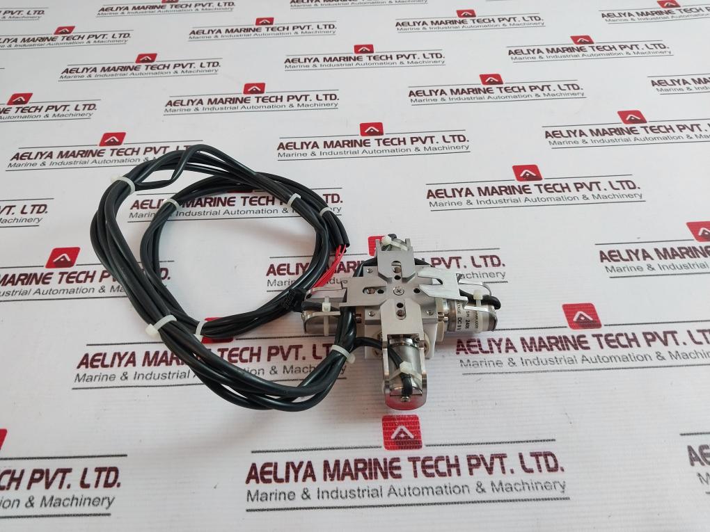 Parker 018-0303-900 Multichannel Inert Ptfe Manifold Valve - Image 4