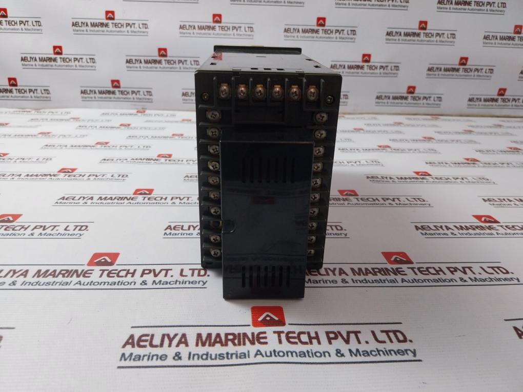 Yamatake-honeywell Sdc401 Digital Indicating Temperature Controller 100v - Image 4