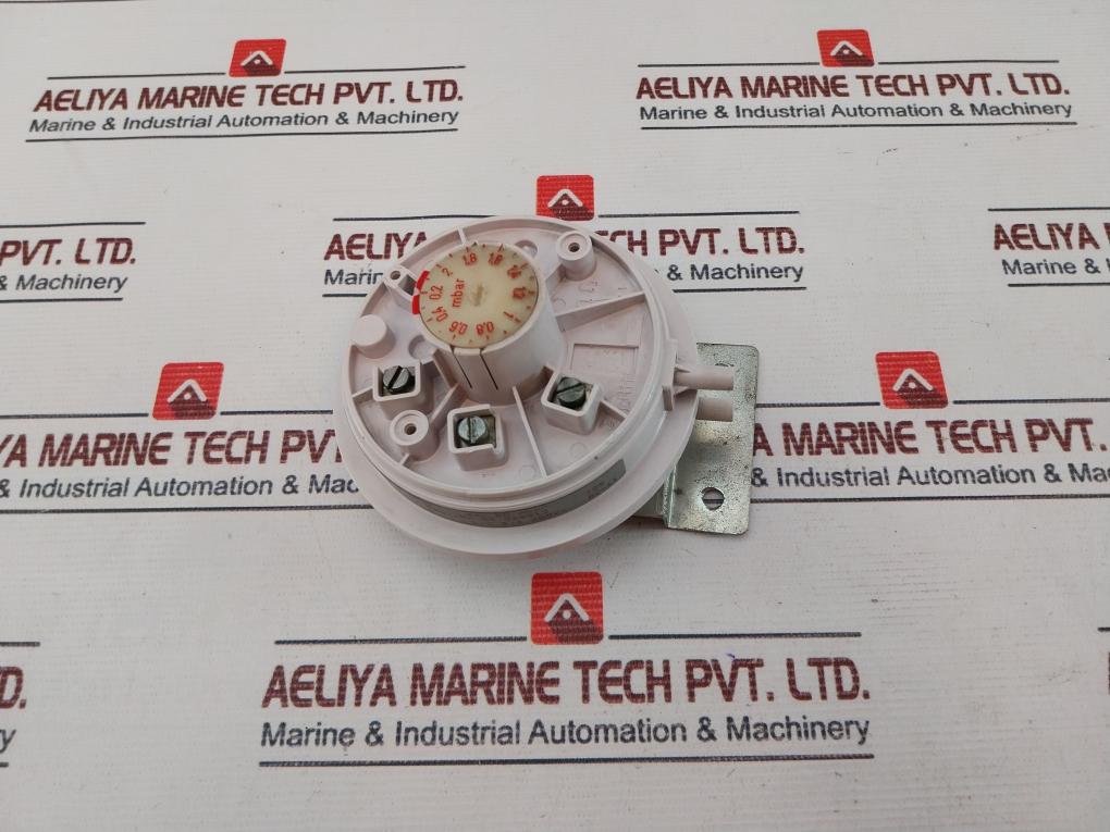 Huba 602.90040 Differential Pressure Transmitter 50 Mbar - Image 3