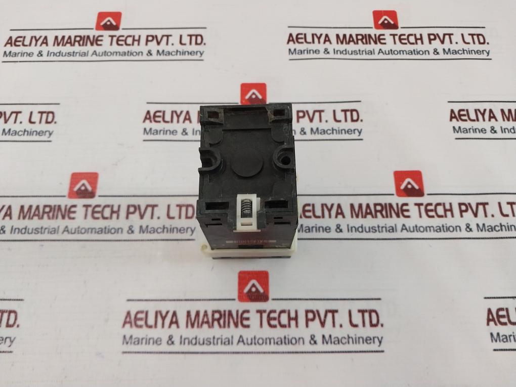 Crouzet Tmr48a Timer With Base 250v - Image 4