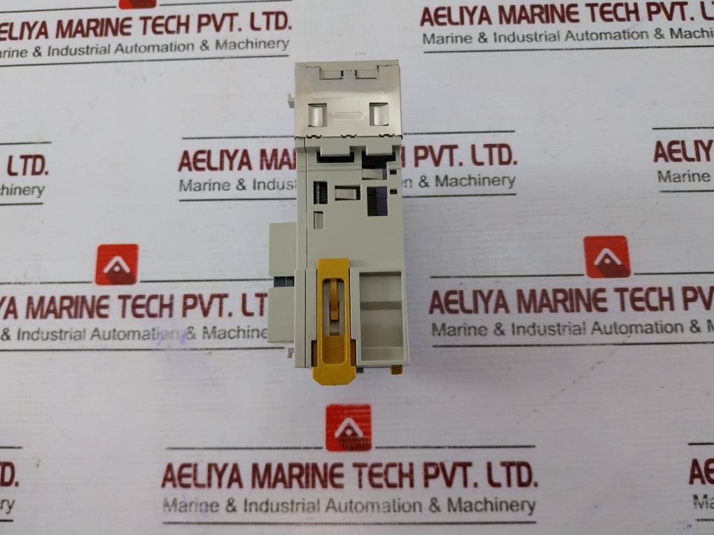 Omron Cj1W-oc211 Programmable Controller 250V - Image 4