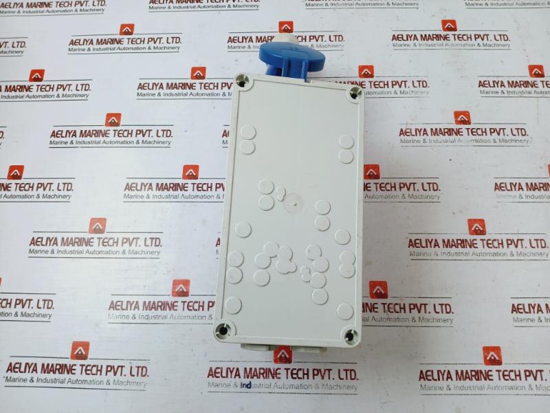 Mennekes 5104a Wall Mounted Socket With Interlock 250v - Image 4