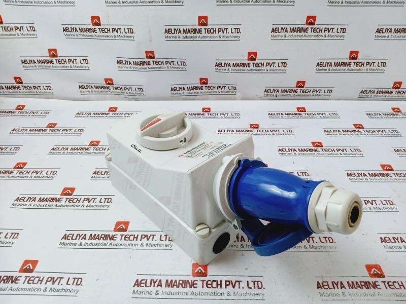 Mennekes 5104a Wall Mounted Socket With Interlock 250v - Image 3