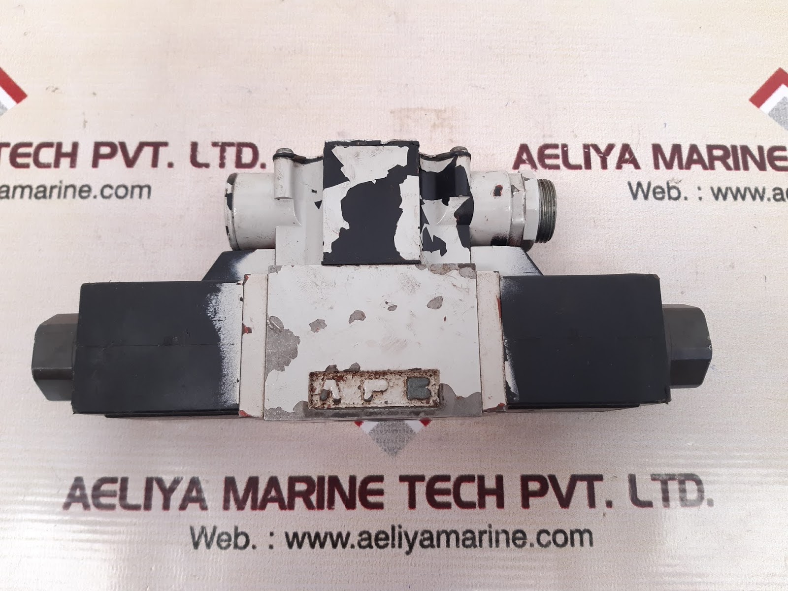 Uchida-rexroth 4weh22j70/6aw110-00 control valve - Image 3