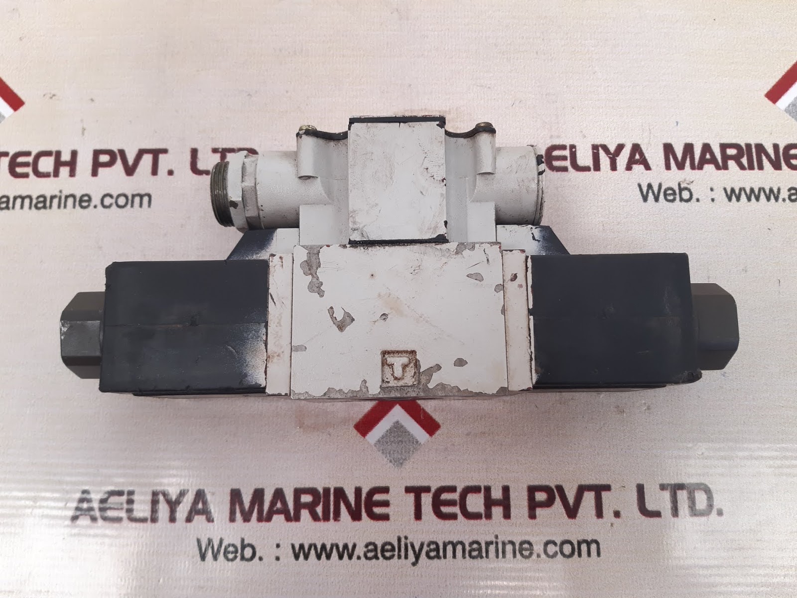 Uchida-rexroth 4weh22j70/6aw110-00 control valve - Image 4