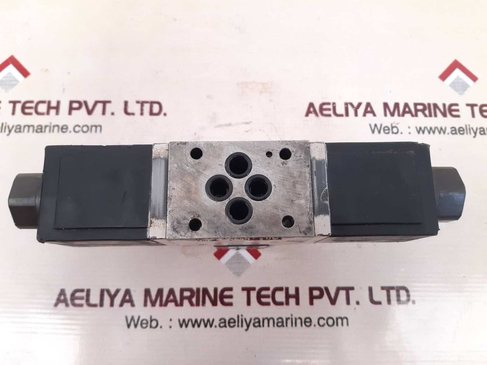 Uchida-rexroth 4weh22j70/6aw110-00 control valve - Image 5