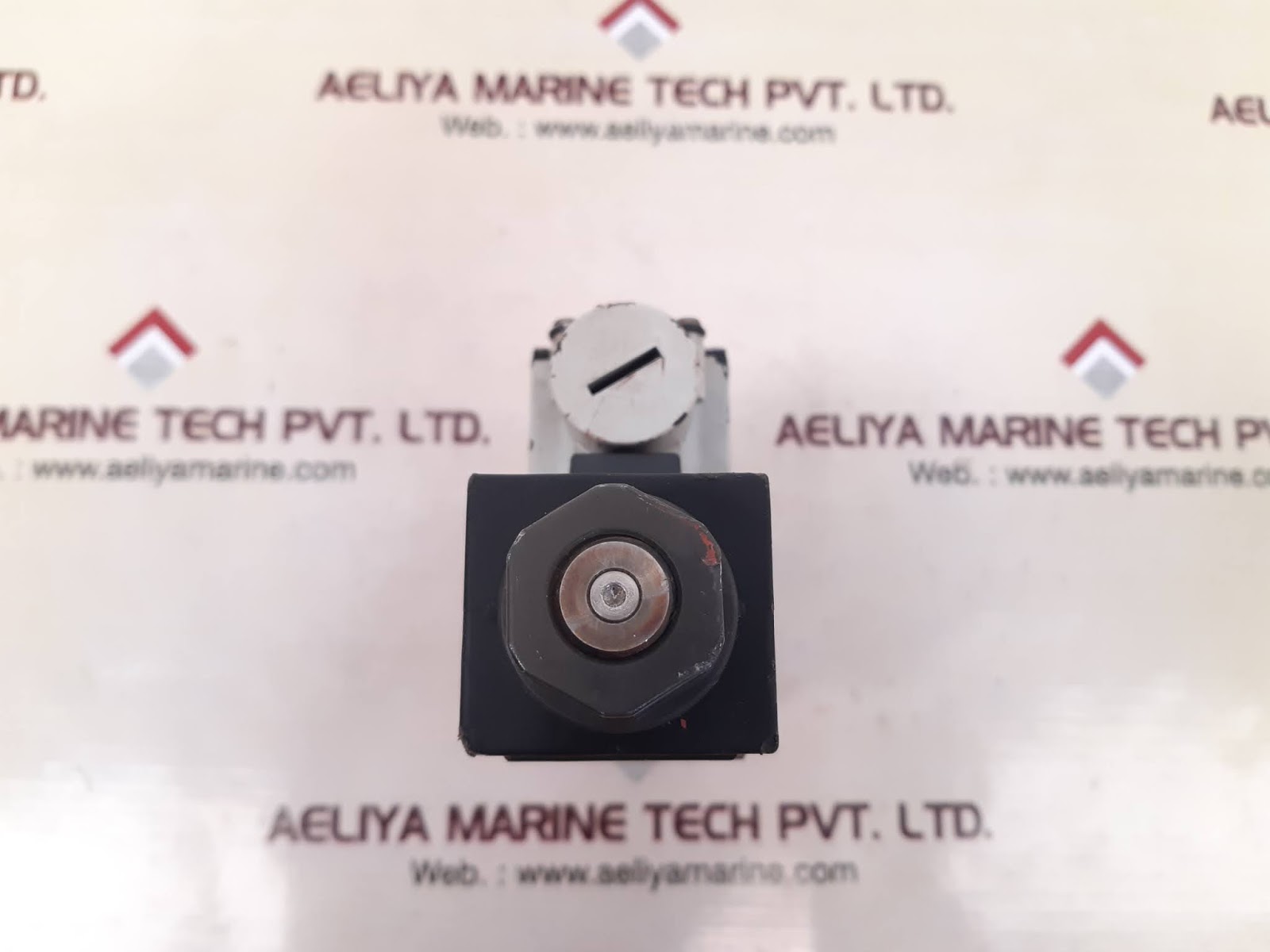 Uchida-rexroth 4weh22j70/6aw110-00 control valve - Image 6