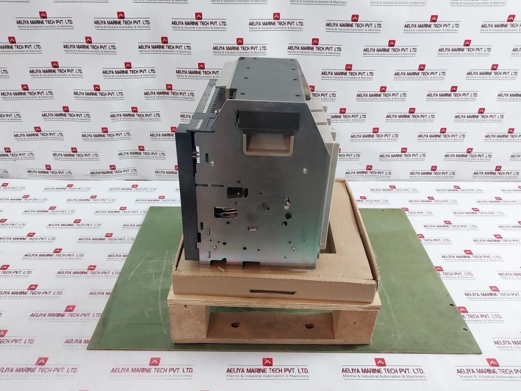 Schneider Electric Lv833163 Circuit Breaker - Image 3