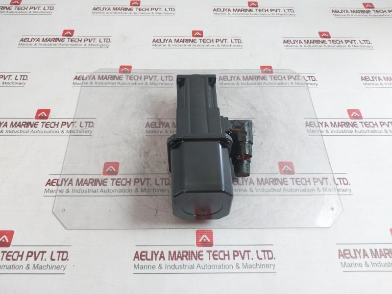 Lenze Mcs 06c41-Srmb0-B11n-St5s00n-R0su Ac Servo Motor 225v - Image 4