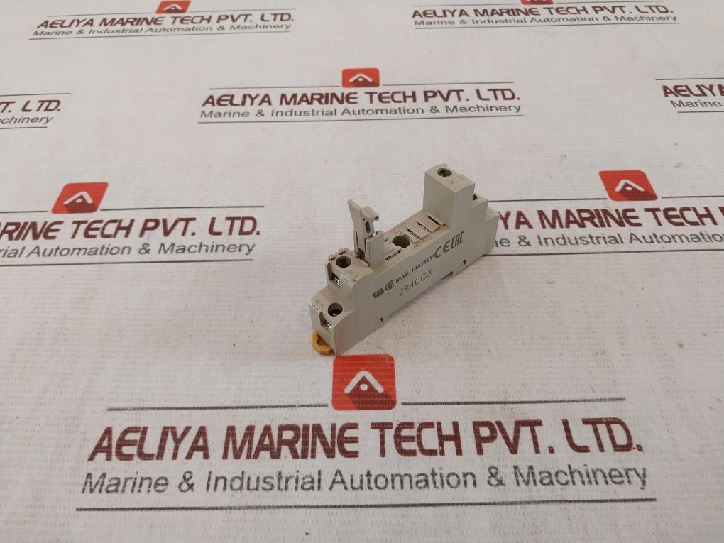 Omron P2rf-05-E Relay Socket 250v - Image 3