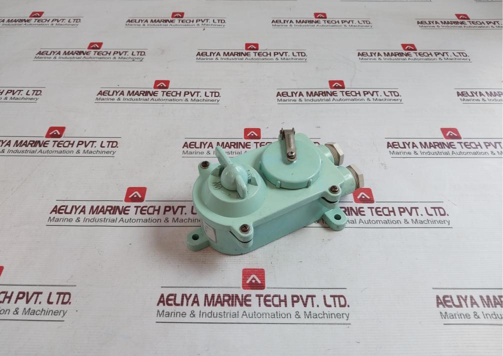 Senko Guchi Simr 3 Pins W.T.Receptacle W/Switch 250v - Image 3