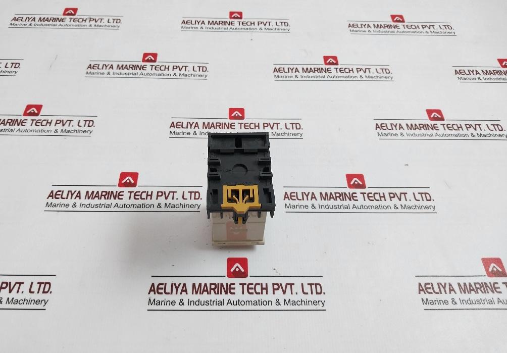 Omron H3cr-A Timer With Base 250v - Image 4