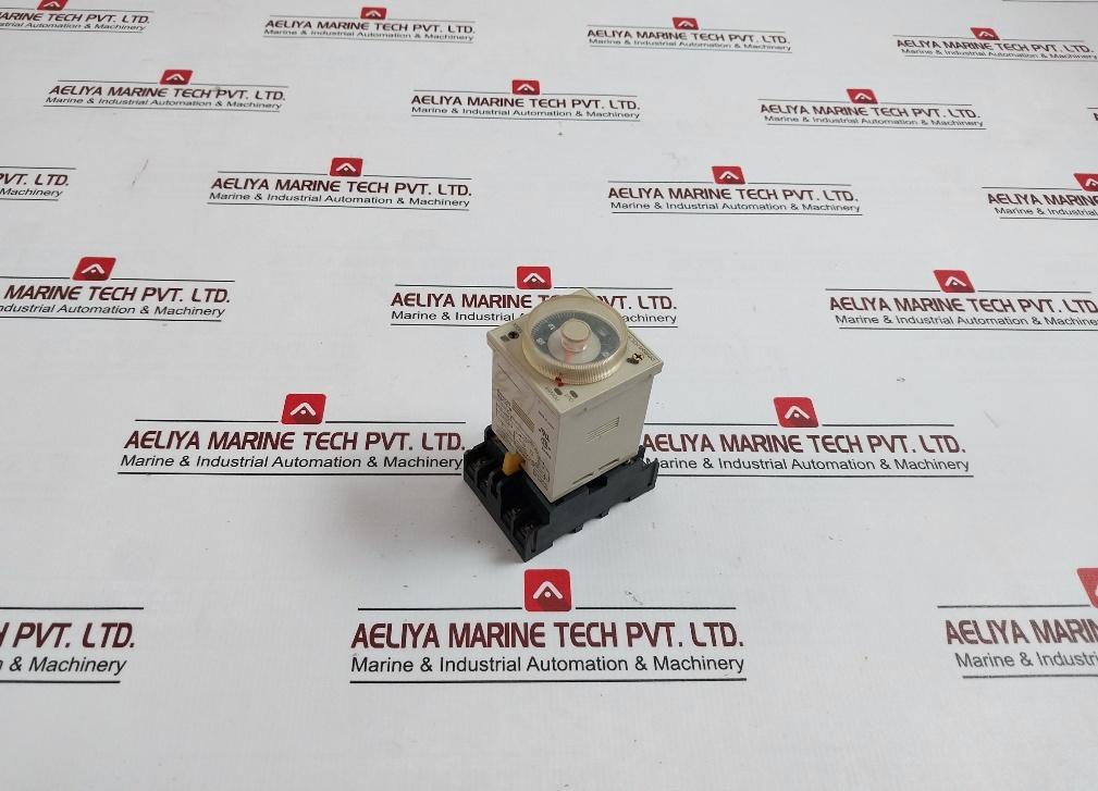 Omron H3cr-A Timer With Base 250v - Image 3
