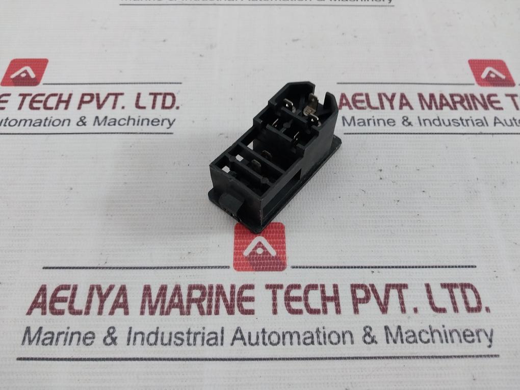 6762 6a 250v~ Connector With Switch - Image 3