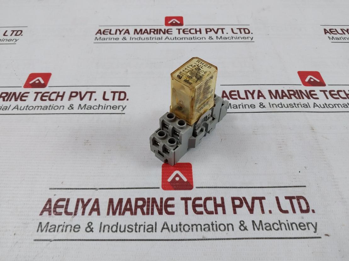 Idec Rh2b-Ul Relay With Base 240v - Image 3