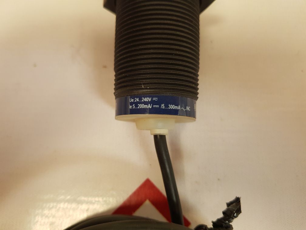 Telemecanique xs4p30mb230 proximity switch sensor - Image 4