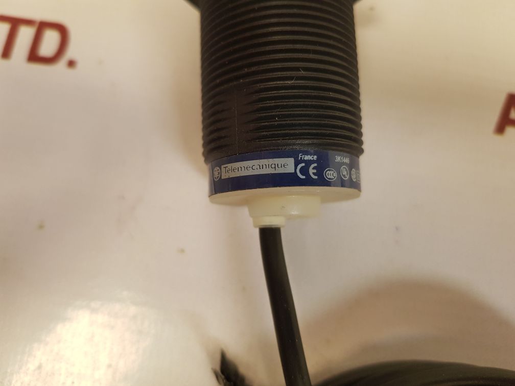 Telemecanique xs4p30mb230 proximity switch sensor - Image 5