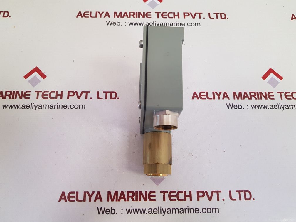 Trafag 940.2377.903 pressure switch 0...6 bar - Image 4